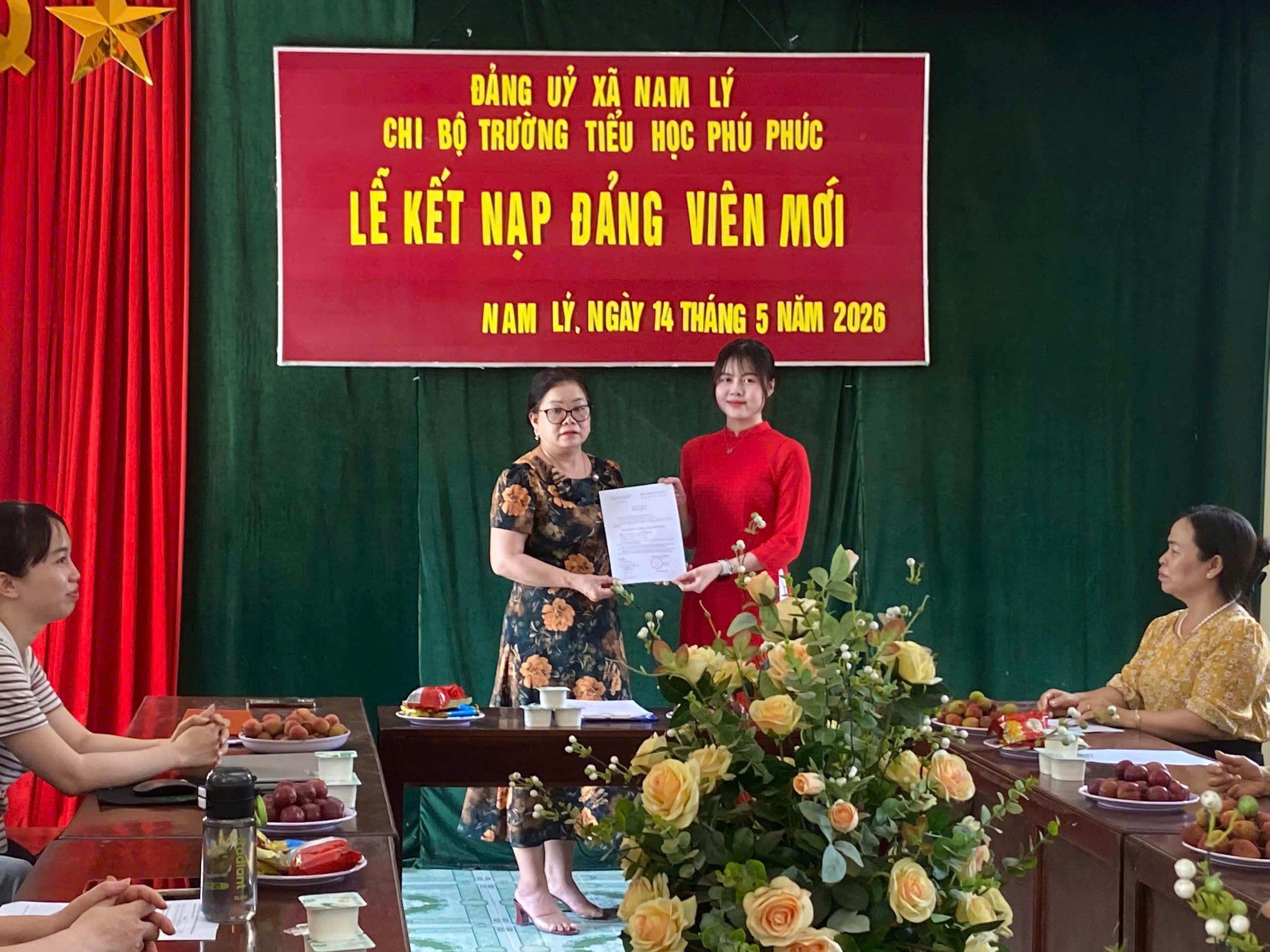 LỄ KẾT NẠP ĐẢNG VIÊN MỚI CỦA CHI BỘ TRƯỜNG TIỂU HỌC PHÚ PHÚC NĂM HỌC 2025-2026