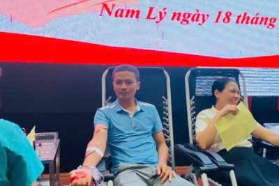 CÁN BỘ, GIÁO VIÊN TRƯỜNG TIỂU HỌC NAM LÝ TÍCH CỰC THAM GIA HIẾN MÁU TÌNH NGUYỆN