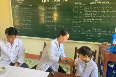 TIÊM VẮC XIN BẠI LIỆT CHO TRẺ 6 TUỔI  TẠI TRƯỜNG TH PHÚ PHÚC
